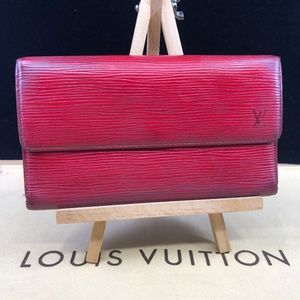 LV1208 Epi Leather International Wallet